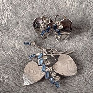 VINTAGE BLUE CRYSTALS ENGINE TURNED HEART PIN BROOCH  AND  MATCHING EARRINGS 925